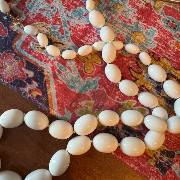 Trifari Vintage White Beaded Graduated Necklace - Picture 2 of 5